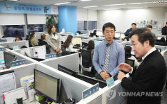 이낙연 총리, 1330 관광콜센터 시설 참관