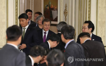 재외공관장 만찬장 입장하는 문 대통령
