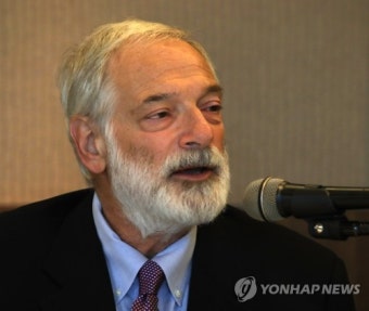 강연하는 로버트 갈루치 전 북핵 특사