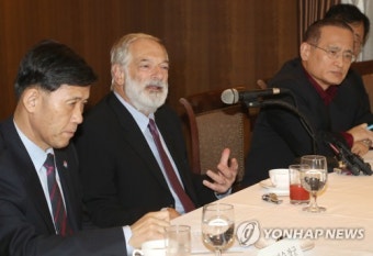 강연하는 로버트 갈루치 전 특사