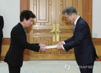 문 대통령, 온두라스 등 6개국 주한대사 신임장 받아(종합)