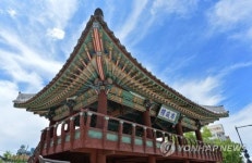 담 높이 낮춘 조선 관청 강원감영…밖에서도 잘 보인다