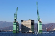 동해항 3단계 북방파제 케이슨 거치 시작
