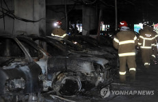 화재 시작된 주차장 수색하는 소방대원들