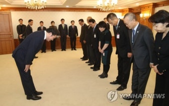 인사하는 이낙연 총리