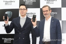 포즈 취하는 신재식 알란르준 대표