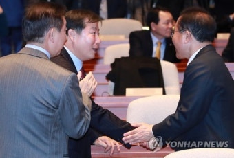 원내지도부와 인사하는 이철규 의원