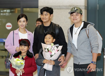 추신수, '가족과 밝은 표정으로 입국'