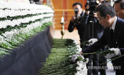 헌화하는 홍준표 대표