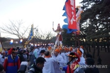 차전놀이 동채 타고 이동하는 성화