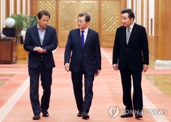 문 대통령, 총리ㆍ비서실장과 대화