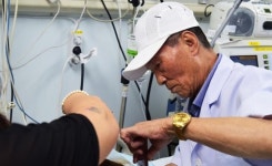 병원 중환자실서 이발 봉사하는 72살 가위손 이길만씨