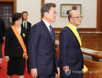 문 대통령, 박한철 전 헌법재판소장과 이정미 재판관 훈장 수여