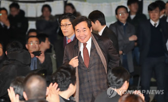 청년들과 대화 참석하는 이낙연 국무총리