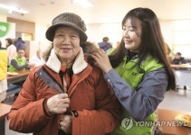 LS산전, 안양 지역 저소득 홀몸노인들에 방한 의류 기부