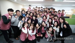 연말 복지관 찾아 격려하는 김정숙 여사