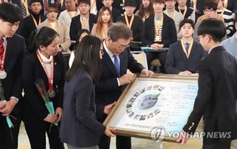 '과학자의 포부를 담아서' 문 대통령에게