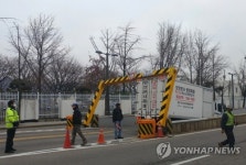 정부청사 옆 지하차도 입구에 화물탑차 걸려 통제