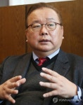 인터뷰하는 주진오 관장