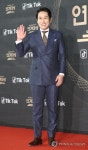 인사하는 조희봉