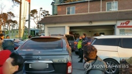 소방차고까지 가로막은 해돋이객 차량