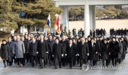 참배하는 전몰군경유족회 및 미망인회