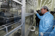 반도체 제조업체 쎄크 방문한 국무총리
