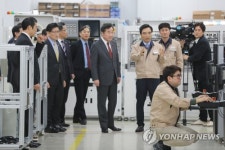 반도체 제조업체 쎄크 방문한 국무총리