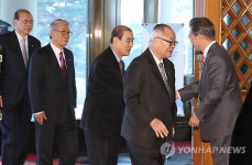 문 대통령, 대한노인회 간부 직접 영접