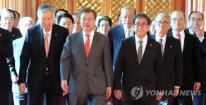 어르신들과 함께 입장하는 문 대통령