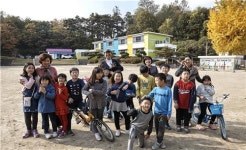 [사람들] 폐교 위기 학교에 알록달록 희망 칠하는 키다리 아저씨