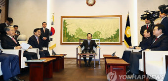 대화하는 정세균과 여야3당 원내대표