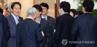 수석보좌관들과 얘기 나누는 임종석 비서실장