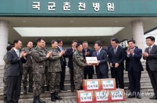 국군춘천병원에 도서 기증하는 유승민 대표