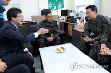 국군춘천병원 방문한 유승민 대표