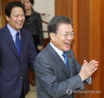 문 대통령, '임종석 비서실장과 밝게'