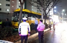 당뇨탓에 주의력 잃어 전세버스 운전사, 버스정류장 들이받아