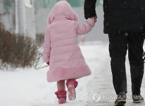 아빠 손 잡고 조심조심
