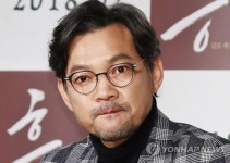 굳은 표정의 정진영