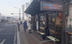 추위에 떨지 마세요…구리시 버스정류장 온기 텐트 설치
