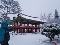 눈 내린 함양 학사루