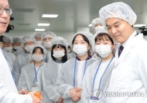 화장품 산업 현장 방문한 식약처장