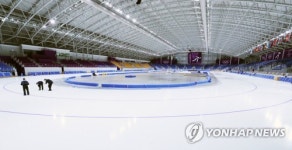 마무리 작업 한창인 스피드 스케이팅 경기장