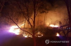 바싹 마른 강원 영동…주택화재가 산불로 번져 주의