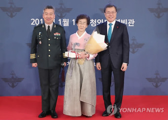문 대통령, 이종호 육군 준장에게 삼정검 수여
