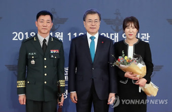 문 대통령, 이계철 육군 준장에 '문재인 삼정검' 수여