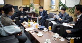 미화 노조 관련 면담하는 장하성 실장