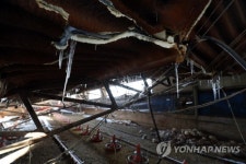 폭설에 무너진 축사