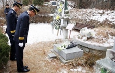 경찰, 박종철 열사 묘소 참배…고위 간부 공식 참배는 처음
