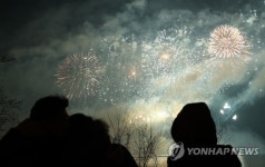 평창올림픽 성공 기원…춘천 소양강 위 밤하늘서 불꽃 펑펑